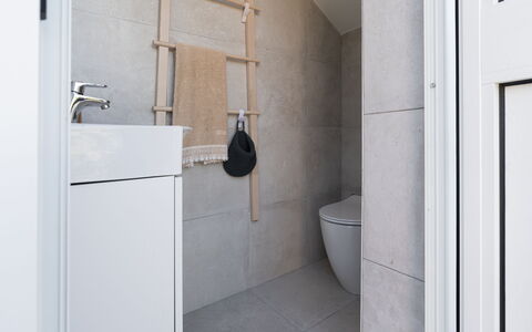 La Casa di Connie: Mur, Sol, Luminaire Plomberie, Sol, Toilette, Siège De Toilette, Salle De Bains, Design Intérieur, Plomberie, Tuile