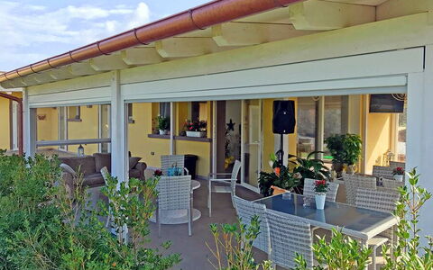 Appartamento Ibisco Seaside and Pool: Plafond, Ombre, Porche, Pot De Fleur, Structure En Plein Air, Chaise, Colonne, Plante D'Appartement, Tache De Bois, Faisceau