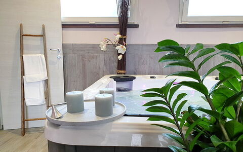 Appartamento Ibisco Seaside and Pool: Design Intérieur, Sol, Sol, Luminaire Plomberie, Plomberie, Plante D'Appartement, Robinet, Pot De Fleur, Salle De Bains, Matériau Naturel