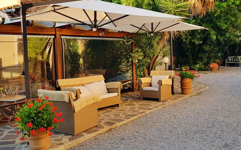 Suite Orchidea Seaside and Pool: Meubles, Pot De Fleur, Mobilier De Jardin, Ombre, Parapluie, Chaise, Tableau De Plein Air, Jardin, Structure En Plein Air