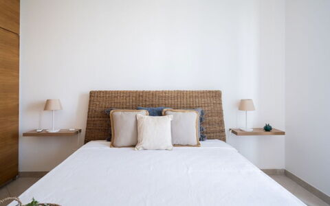 Villa Vitalis: Lit, Literie, Meubles, Chambre, Drap De Lit, Design Intérieur, Linge, Bois, Sol, Sol