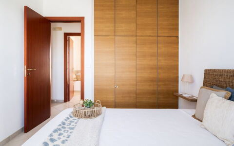 Villa Vitalis: Meubles, Design Intérieur, Sol, Sol, Bois, Lit, Chambre, Pièce, Plafond, Éclairage