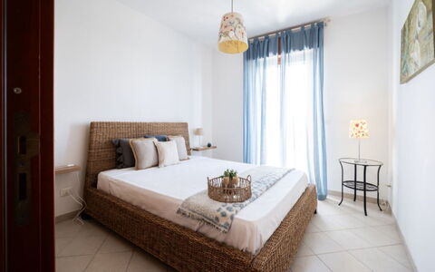 Villa Vitalis: Lit, Meubles, Literie, Chambre, Design Intérieur, Drap De Lit, Sol, Sol, Bois, Linge
