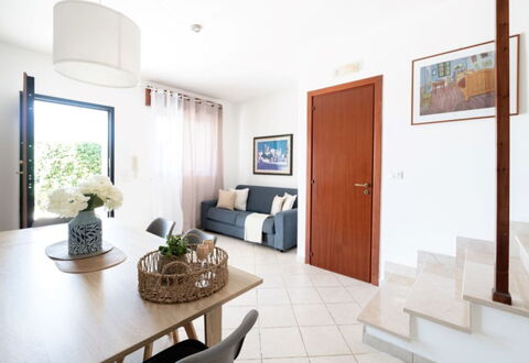 Villa Vitalis: Sol, Design Intérieur, Sol, Domicile, Meubles, Porte, Appartement, Pièce, Chaise, Salon