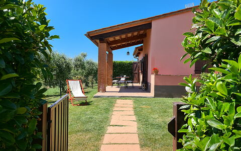 Appartamento Papavero Seaside and Pool: Jardin, Ombre, Pelouse, Arrière-Cour, Cour, Structure En Plein Air, Aménagement Paysager, Eco Hôtel, Tache De Bois, Biens