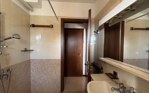 A Due Passi dal Mare, Terrazza, Pet Friendly: Lavabo, Salle De Bains, Luminaire Plomberie, Sol, Évier, Design Intérieur, Mur, Sol, Plafond, Miroir