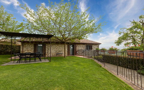 L'Oasi del Poggio: Herbe, Jardin, Lot Terre, Pelouse, Ferme, Chalet, Arrière-Cour, Cour, Ombre