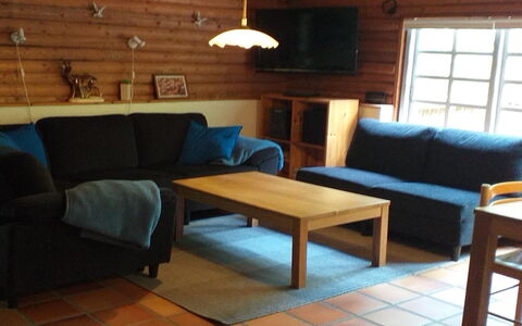 Kerrin: Meubles, Mobilier De Jardin, Vaisselle, Table, Drinkware, Chaise, Tableau De Plein Air, Aliments, Bouteille