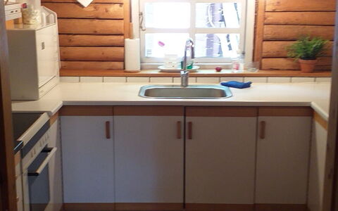Kerrin: Meubles, Mobilier De Jardin, Vaisselle, Table, Drinkware, Chaise, Tableau De Plein Air, Aliments, Bouteille