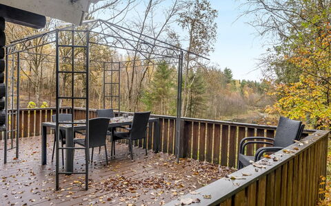 Kerrin: Meubles, Mobilier De Jardin, Vaisselle, Table, Drinkware, Chaise, Tableau De Plein Air, Aliments, Bouteille