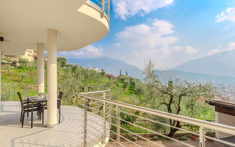 Beatrice: Porche, Balcon, Balustrade, Ombre, Eco Hôtel, Plate-Forme, Tache De Bois, Chaise, Balustre, Villa