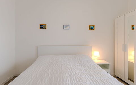 Beatrice: Lit, Chambre, Meubles, Drap De Lit, Literie, Design Intérieur, Bois, Sol, Pièce, Linge