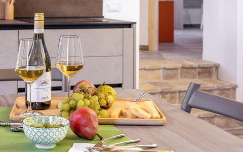 Zena Suite: Vaisselle, Meubles, Table, Fruit, Bouteille, Aliments, Serveware, Drinkware