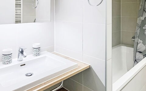 Les Perles du Lac: Salle De Bains, Luminaire Plomberie, Design Intérieur, Sol, Mur, Sol, Évier, Robinet, Plomberie, Lavabo