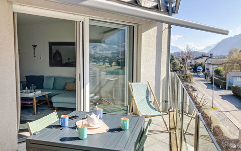 Les Perles du Lac: Meubles, Chaise, Domicile, Mobilier De Jardin, Balcon, Ombre, Appartement, Tableau De Plein Air, Table Cuisine Et Salle A Manger, Verre