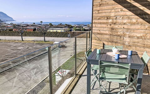 Les Perles du Lac: Ombre, Balcon, Planche, Plate-Forme, Mobilier De Jardin, Clôture, Daylighting, Passerelle, Aluminium, Boardwalk