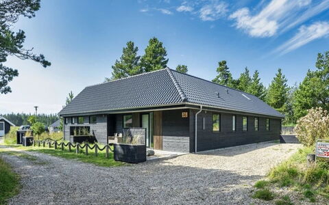 Locan - 1.2Km from the Sea: Herbe, Toit, Maison, Chalet, Domicile, Zone Rurale, Siding, Ombre, Ferme, Batiments Jardin