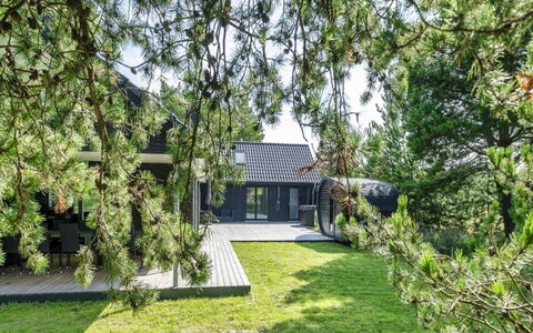 Locan - 1.2Km from the Sea: Herbe, Arbuste, Domicile, Couverture De Sol, Jardin, Chalet, Pelouse, Biens, Ombre, Ferme