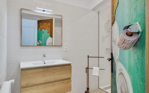 Bright & Artistic: Sol, Sol, Luminaire Plomberie, Design Intérieur, Salle De Bains, Armoire De Toilette, Toilette, Plomberie, Miroir, Tuile