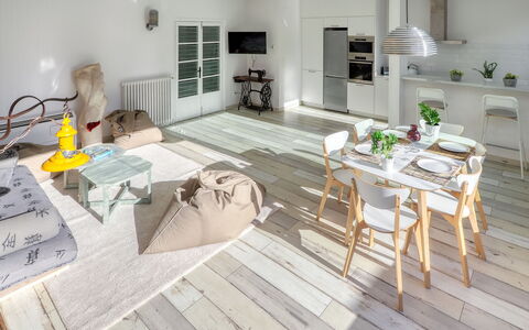 Bright & Artistic: Bois, Meubles, Sol, Design Intérieur, Sol, Plafond, Appartement, Pièce, Tache De Bois, Chaise