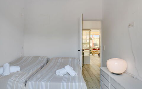 Bright & Artistic: Sol, Sol, Design Intérieur, Meubles, Plafond, Domicile, Pièce, Appartement, Chambre, Lit
