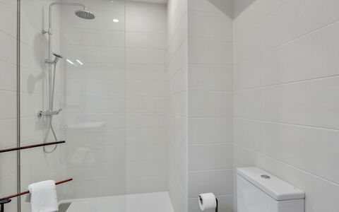 Bright & Artistic: Salle De Bains, Luminaire Plomberie, Sol, Mur, Design Intérieur, Sol, Toilette, Plomberie, Siège De Toilette, Tuile