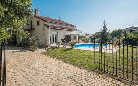 Nati: Maison, Zone Résidentielle, Domicile, Porte, Porche, Ombre, Biens, Pelouse, Cour, Balcon