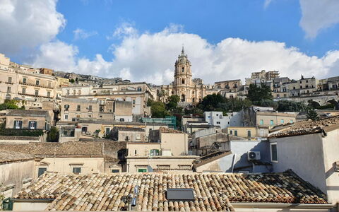 Scribano: Maison, Zone Résidentielle, Domicile, Porte, Porche, Ombre, Biens, Pelouse, Cour, Balcon