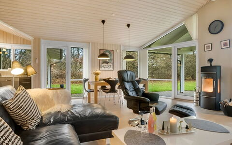 Hemfrith - 500M to the Fjord: Meubles, Design Intérieur, Canapé, Bois, Plafond, Salon, Sol, Sol, Luminaire, Éclairage