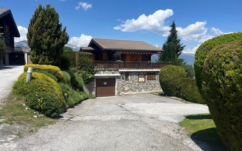 Petit Râche: Arbuste, Maison, Domicile, Toit, Chalet, Pente, Allée, Jardin, Aménagement Paysager, Haie