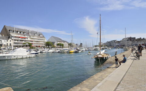 Port et Plage à Pied, Linge Inclus: Bateau, Navire, Voie Navigable, Marina, Port, Canal, Bateaux Et Nautique - Materiel Et Fournitures, Port, Architecture Navale, Quai