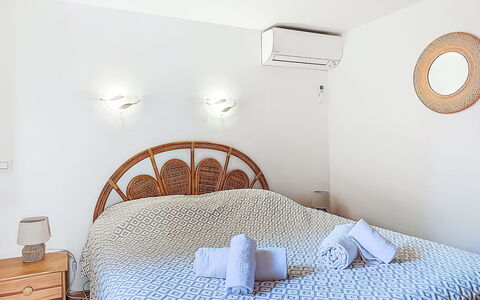 Marina di Santa Giulia: Piscine, Colline, Loisir, Chaîne De Montagnes, Mobilier De Jardin, Station De Montagne, Recours, Vallée, Eco Hôtel, Crête