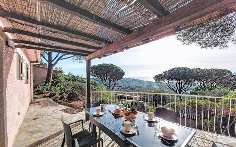 Marina di Santa Giulia: Piscine, Colline, Loisir, Chaîne De Montagnes, Mobilier De Jardin, Station De Montagne, Recours, Vallée, Eco Hôtel, Crête