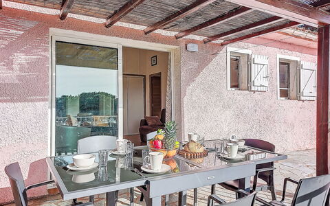 Marina di Santa Giulia: Piscine, Colline, Loisir, Chaîne De Montagnes, Mobilier De Jardin, Station De Montagne, Recours, Vallée, Eco Hôtel, Crête
