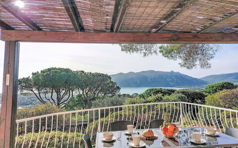 Marina di Santa Giulia: Piscine, Colline, Loisir, Chaîne De Montagnes, Mobilier De Jardin, Station De Montagne, Recours, Vallée, Eco Hôtel, Crête