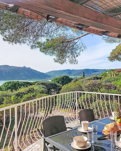Marina di Santa Giulia: Piscine, Colline, Loisir, Chaîne De Montagnes, Mobilier De Jardin, Station De Montagne, Recours, Vallée, Eco Hôtel, Crête