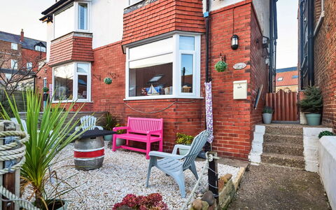 Mumbles Cottage: Pot De Fleur, Domicile, Brique, Plante D'Appartement, Cour, Brickwork, Chaise, Arrière-Cour, Cour, Siding