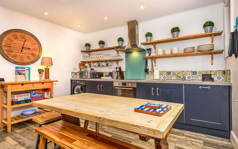 Mumbles Cottage: Sol, Luminaire Plomberie, Salle De Bains, Design Intérieur, Bois, Sol, Plomberie, Éclairage, Robinet, Meubles