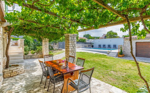 Courtyard Ivini: Piscine, Colline, Loisir, Chaîne De Montagnes, Mobilier De Jardin, Station De Montagne, Recours, Vallée, Eco Hôtel, Crête