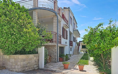 Trogir Okrug Gornji 257: Mur, Zone Résidentielle, Arbuste, Design Urbain, Balcon, Biens, Porte, Allée, Hacienda, Aménagement Paysager