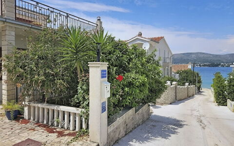 Trogir Okrug Gornji 257: Zone Résidentielle, Ville, Quartier, Maison, Domicile, Design Urbain, Établissements Humains, Balcon, Clôture