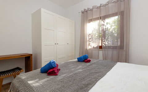 Trogir Okrug Gornji 257: Meubles, Lit, Design Intérieur, Chambre, Sol, Mur, Sol, Literie, Drap De Lit, Bois