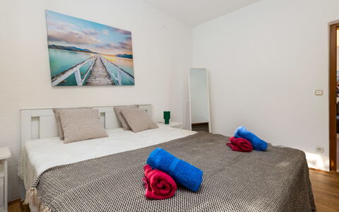 Trogir Okrug Gornji 257: Meubles, Lit, Design Intérieur, Sol, Chambre, Sol, Bois, Drap De Lit, Pièce, Literie