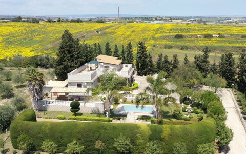 Morgana: Piscine, Colline, Loisir, Chaîne De Montagnes, Mobilier De Jardin, Station De Montagne, Recours, Vallée, Eco Hôtel, Crête