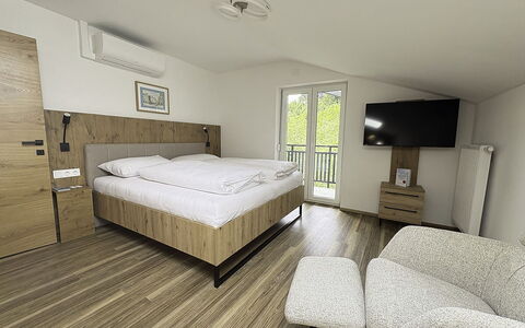 Sankt Jakob im Rosental 1: Bois, Chambre, Lit, Domicile, Cadre De Lit, Literie, Drap De Lit, Dur, Appartement, Tache De Bois