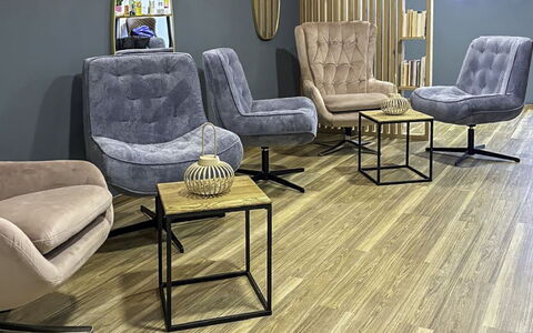 Sankt Jakob im Rosental 1: Meubles, Sol, Design Intérieur, Parquet, Bois, Sol, Revêtement De Sol Stratifié, Salon, Chaise, Éclairage