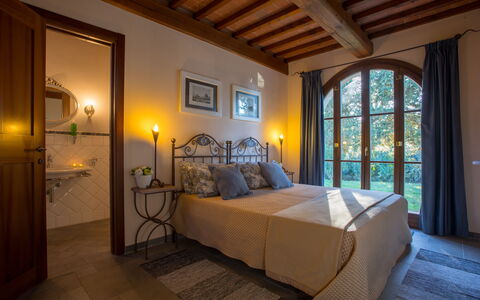 Villa Peccioli: Meubles, Design Intérieur, Mur, Chambre, Bois, Plafond, Sol, Pièce, Lit, Sol