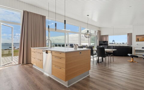 Eljas - 10M from the Sea: Sol, Parquet, Design Intérieur, Meubles, Sol, Comptoir, Bois, Cuisine, Plafond, Cabinetry