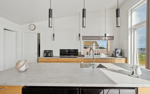 Eljas - 10M from the Sea: Cuisine, Sol, Comptoir, Bois, Design Intérieur, Meubles, Appareil De Cuisine, Sol, Cabinetry, Plafond