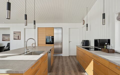Eljas - 10M from the Sea: Comptoir, Cuisine, Sol, Design Intérieur, Bois, Sol, Meubles, Cabinetry, Parquet, Plafond